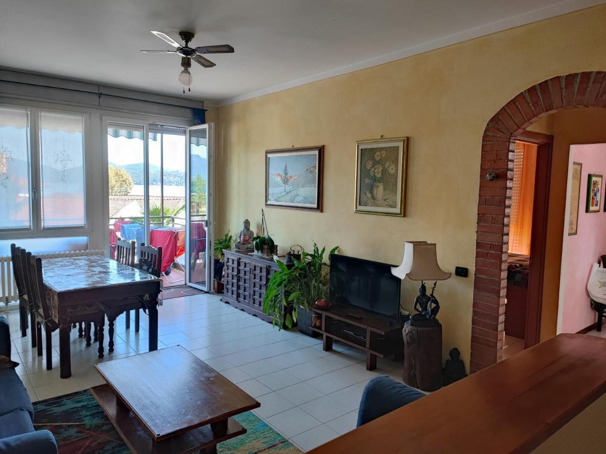 Appartamento Chic Vista Lago - Casa Janis Verbania Bagian luar foto