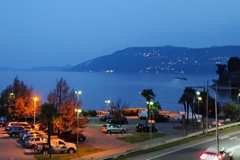 Appartamento Chic Vista Lago - Casa Janis Verbania Bagian luar foto