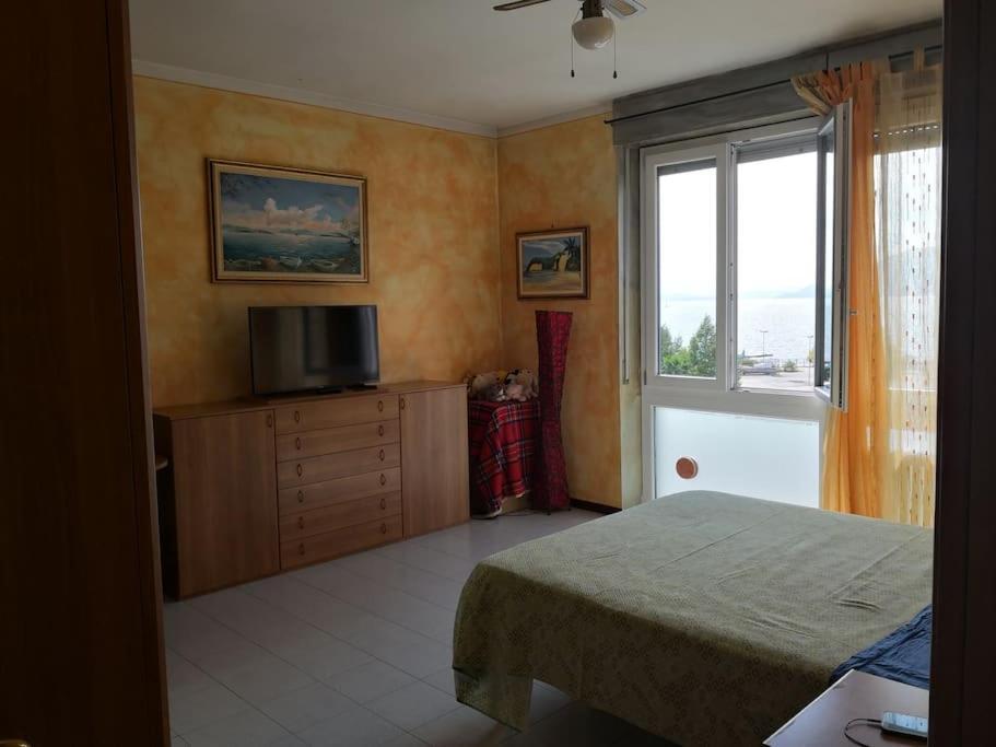 Appartamento Chic Vista Lago - Casa Janis Verbania Bagian luar foto