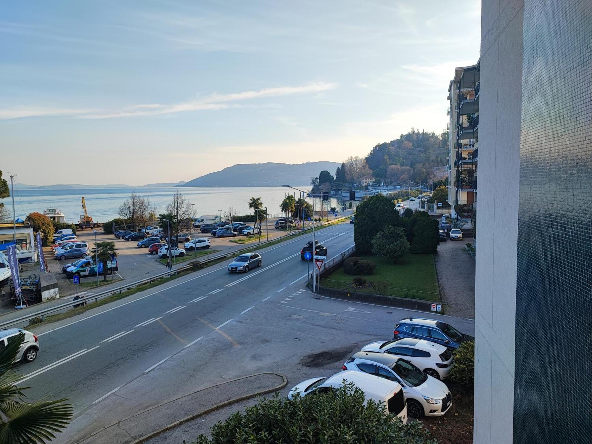 Appartamento Chic Vista Lago - Casa Janis Verbania Bagian luar foto